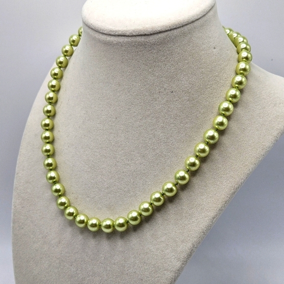 VINTAGE Pastel Green Glass Faux Pearl Single Strand 17" Necklace - Picture 3 of 5
